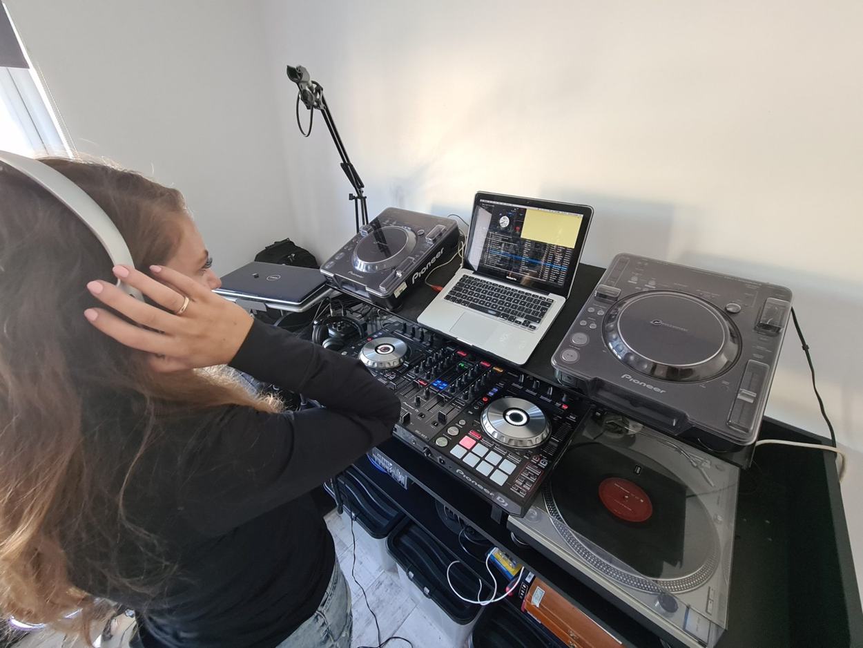 DJ equipment and workshop participant